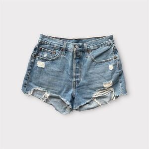 Levi’s 501 Light Wash Distressed Denim Shorts size 28
